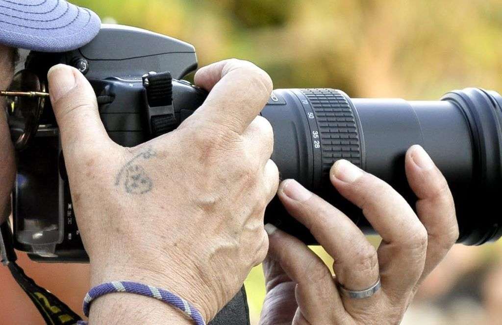 Es común ver a Silvio Rodríguez haciendo fotografías antes de subir a escena. También acostumbra a hacer una al final, para la que pide al público que salude a la cámara. Foto: Kaloian.