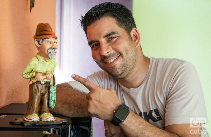 Luis Silva y una estatuilla de Pánfilo. Foto: Claudio Pelaez Sordo.