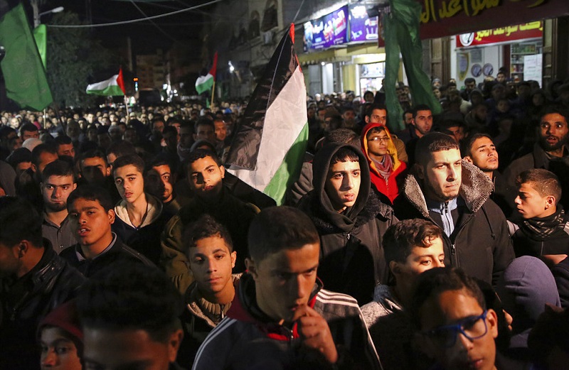 Seguidores de Hamas celebran una protesta contra la posible decisión de Estados Unidos de reconocer a Jerusalén como capital de Israel, en el campo de refugiados de Jebaliya, en la Franja de Gaza, el miércoles 6 de diciembre. Foto: Adel Hana / AP.