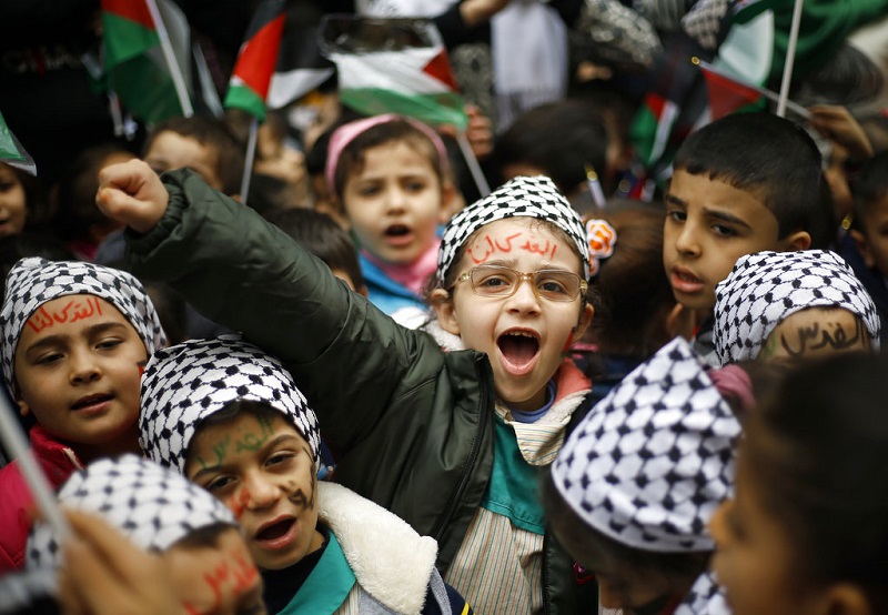 Niños árabes en campamento de refugiados Bourj al-Barajneh en Beirut, 6 de diciembre del 2017. Foto: Bilal Hussein / AP.