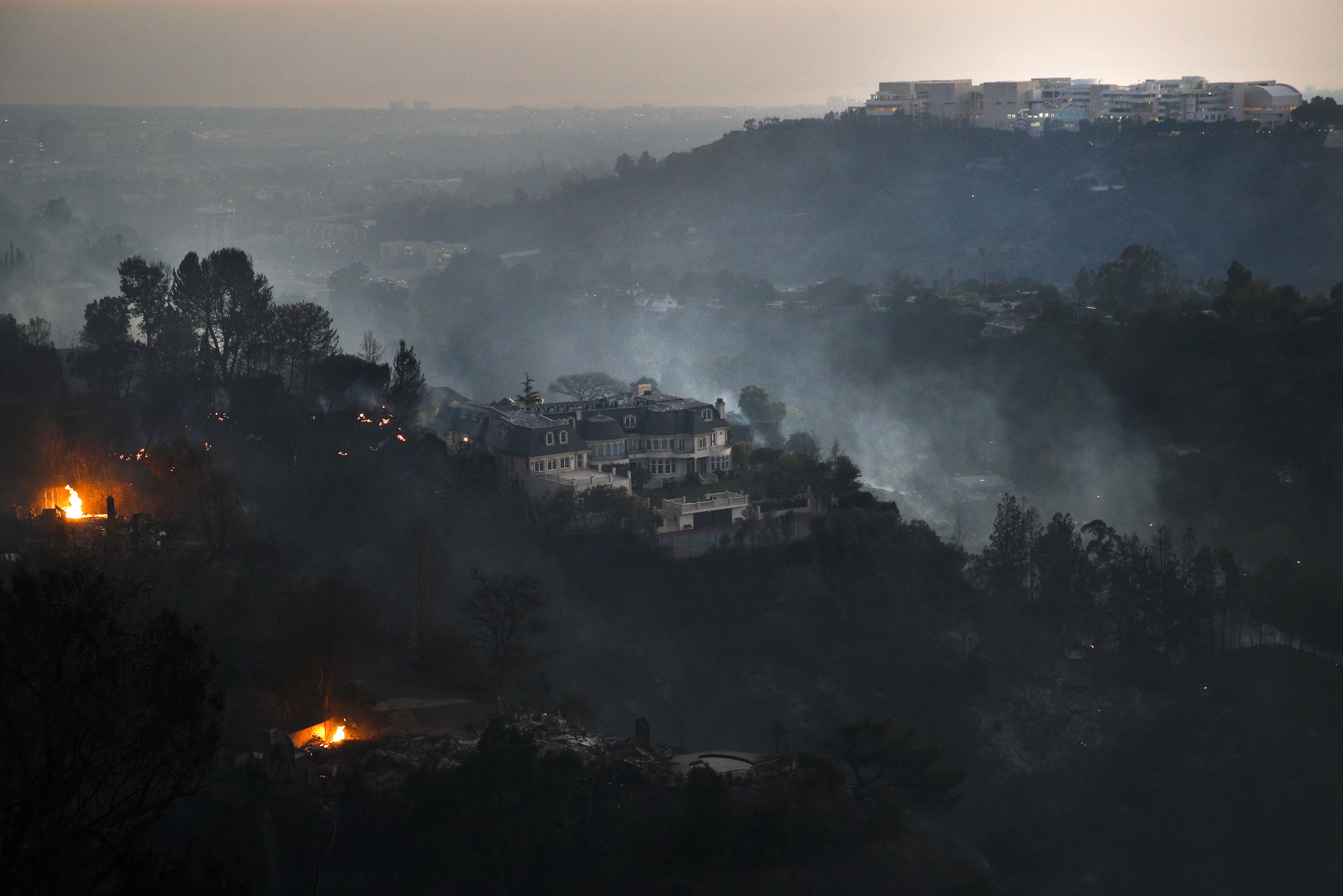 Esta fotografía del miércoles 5 de diciembre de 2017 muestra una mansión ubicada en la cima de una montaña en la zona de Bel-Air, en el área de Los Ángeles, que sobrevivió a un incendio forestal. Foto: Jae C. Hong / AP.