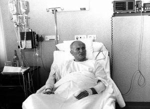 Juan Pablo II en recuperación tras el atentado. Foto: OSSERVATORE ROMANO ARTURO MARI / AFP / Getty Images. 