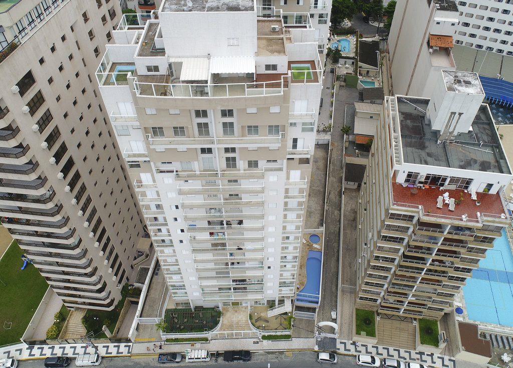 Vista áerea de un departamento de 297 metros cuadrados en la azotea de un edificio residencial en Guaruja, Brasil. Un juez determinó que la constructora OAS preparó y renovó el apartamento, ubicado en primera línea de playa, para ser entregado al expresidente Luiz Inácio Lula da Silva como soborno. Foto: Andre Penner / AP.