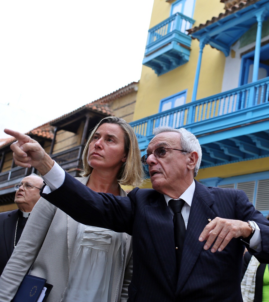 Federica Mogherini realiza un recorrido por el centro histórico de La Habana acompañada por el historiador de la ciudad, Eusebio Leal. Foto: Alejandro Ernesto / EFE.