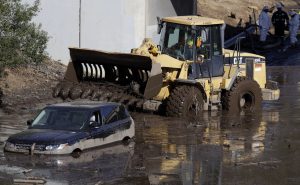 Un equipo de trabajadores limpia una zona de la autopista 101 cubierta de lodo y escombros en Montecito, California. Foto: Marcio José Sánchez / AP.