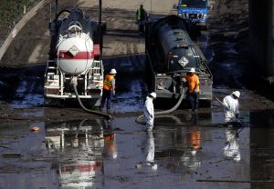 Una cuadrilla despeja una carretera inundada en Montecito, California. Foto: Marcio José Sánchez / AP.