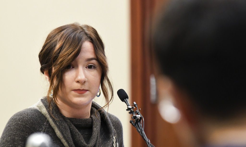 La ex gimnasta Bailey Lorencen confronta a Larry Nassar en el quinto día de testimonios de víctimas, el 22 de enero, en el tribunal del distrito de Ingham, en Lansing, Michigan. Foto: Matthew Dae Smith / Lansing State Journal vía AP.