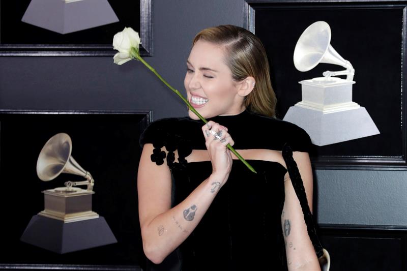 Miley Cyrus llegando a la 60ma edición de los premios Grammy. Foto: Jason Szenes / EFE.