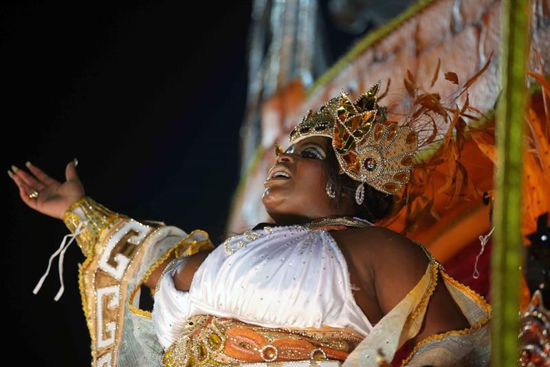 Jo Jo Todynho, una cantante de Funk brasilena durante desfile del Grupo Especial de la escuela de samba Beija Flor, hoy, martes 12 de febrero de 2018, en la celebración del carnaval en el sambódromo de Marques de Sapucaí en Río de Janeiro (Brasil). EFE/ Marcelo Sayão