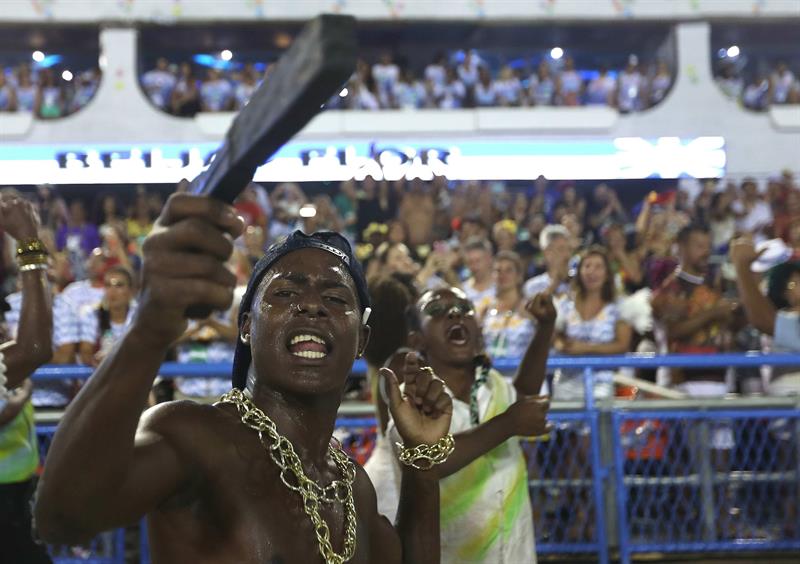 Integrantes de la escuela de samba del Grupo Especial Beija Flor, hace una representación de la violencia en Rio de Janeiro en Rio de Janeiro hoy, domingo 12 de febrero de 2018, en la celebración del carnaval en el sambódromo de Marques de Sapucaí en Río de Janeiro (Brasil). EFE/ Marcelo Sayão