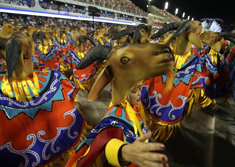 Grupo Especial Portela desfilan en el sambódromo de Marques de Sapucaí en Río de Janeiro. Foto: Marcelo Sayão / EFE.