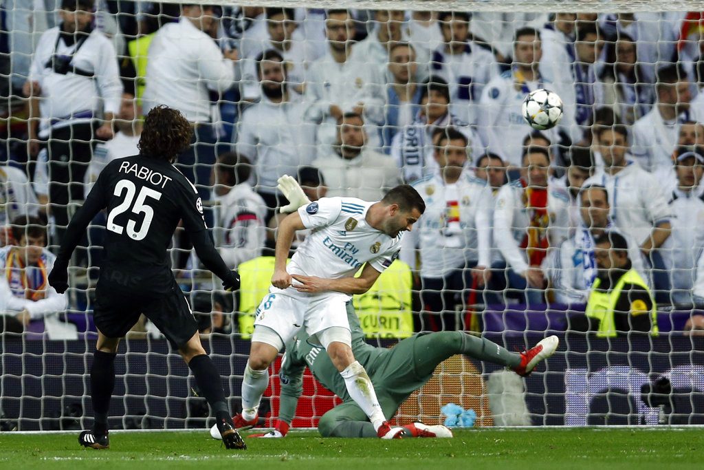 El jugador de PSG, Adrien Rabiot, izquierda, anota un gol contra Real Madrid en un partido por los octavos de final de la Liga de Campeones el miércoles, 14 de febrero de 2018, en Madrid. Foto: Francisco Seco / AP.