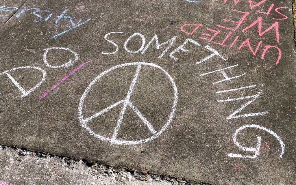 Dibujos hechos por alumnos de la secundaria Plant, en la acera que conduce a su escuela en Tampa, Florida. "Hagan algo", dice la frase. "Además de oraciones y condolencias, se necesitan acciones y medidas", dijo la estudiante Catarina Sterlacci. Foto: James Borchuck / The Tampa Bay Times vía AP.