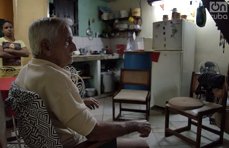 Ricardo Suárez en su vivienda, frente al Capitolio de La Habana. Foto: Otmaro Rodríguez.