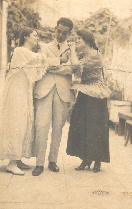 Abuela de blanco, un amigo y tía Loló. Foto: Archivo familiar.