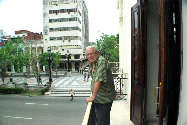 Antón Arrufat en su casa en la calle Refugio. Foto: Ángel Marqués Dolz.