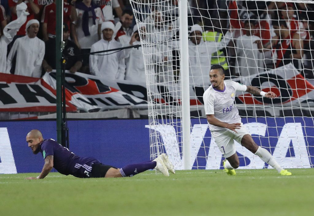 Caio Santos (derecha) del Al Ain de Emirates Árabes Unidos festeja el segundo gol de su equipo ante River Plate en las semifinales del Mundial de Clubes, el martes 18 de diciembre de 2018, en Al Ain, Emiratos Árabes Unidos. (AP Foto/Hassan Ammar)