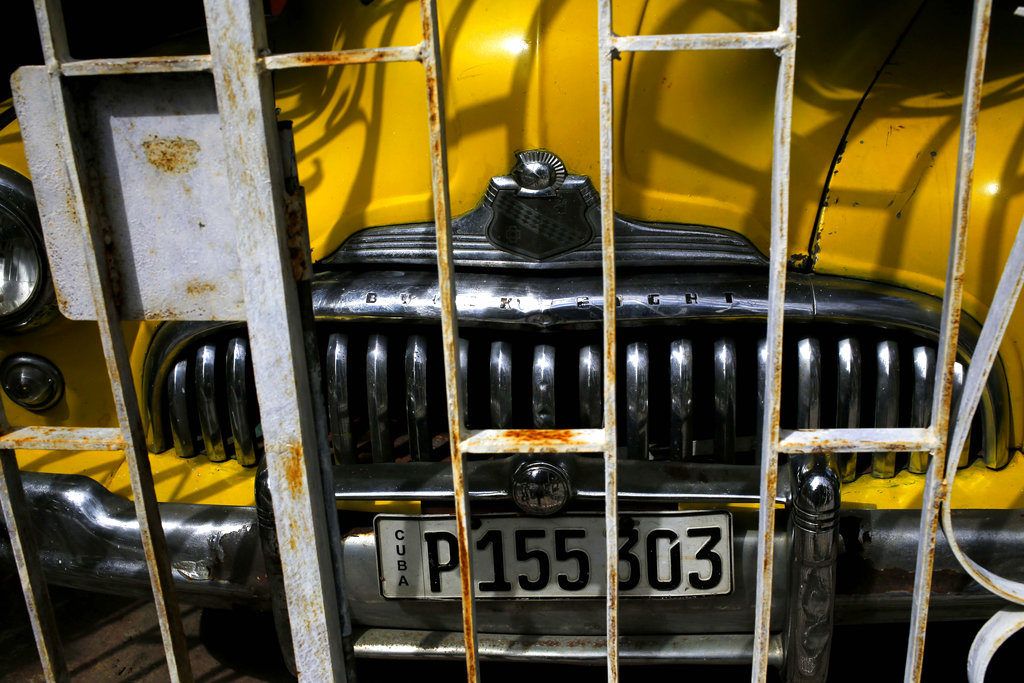 Un automóvil Buick Eight de 1948 estacionado en un garaje en La Habana, Cuba, el viernes 16 de noviembre de 2018. Foto: Desmond Boylan / AP.