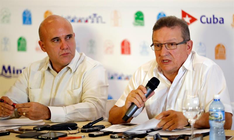 Michel Bernal (i), director comercial de Ministerio del Turismo (MINTUR) de Cuba, y José Daniel (d), director de Desarrollo e Inversiones del Ministerio del Turismo, durante conferencia de prensa. Foto: Ernestro Mastrascusa/EFE.