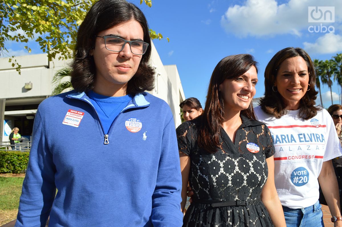 Rey Anthony, de 22 años, durante un acto de campaña a favor de los candidatos republicanos en las elecciones de medio término. Junto a él la recién electa vicegobernadora Jeannette Nuñez y la candidata al Congreso por el distrito 27 María Elvira Salazar. Foto: Marita Pérez Díaz.