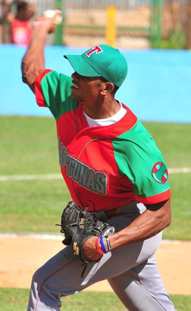 Yoelkis Cruz merece el premio de Jugador Más Valioso de las semifinales, pues salvó dos partidos y ganó otro para los Leñadores desde su nuevo rol en el bullpen. Foto: Ricardo López Hevia 