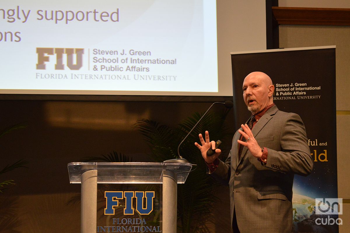 El Doctor Guillermo Grenier, durante la presentación de la encuesta sobre Cuba en FIU este jueves 10 de enero de 2018. Foto: Marita Pérez Díaz.