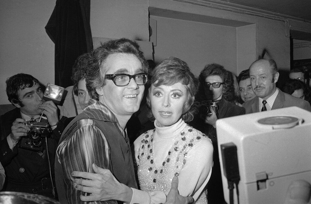 Esta foto de archivo del 20 de enero de 1972 muestra a Caterina Valente, cantante, bailarina y actriz italiana nacida en Francia, abrazando al compositor, arreglista conductor y pianista francoarmenio Michel Legrand después de su presentación en el Olympia en París, Francia. (AP Foto/Michel Lipchitz, Archivo)