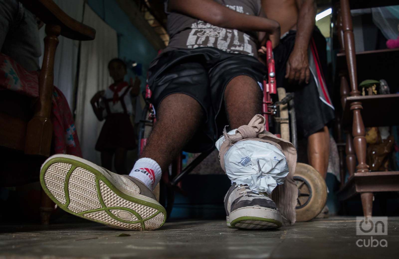 Utiliza una bolsa de plástico, llena de arena, para fortalecer los músculos de las extremidades inferiores. Foto: Otmaro Rodríguez.