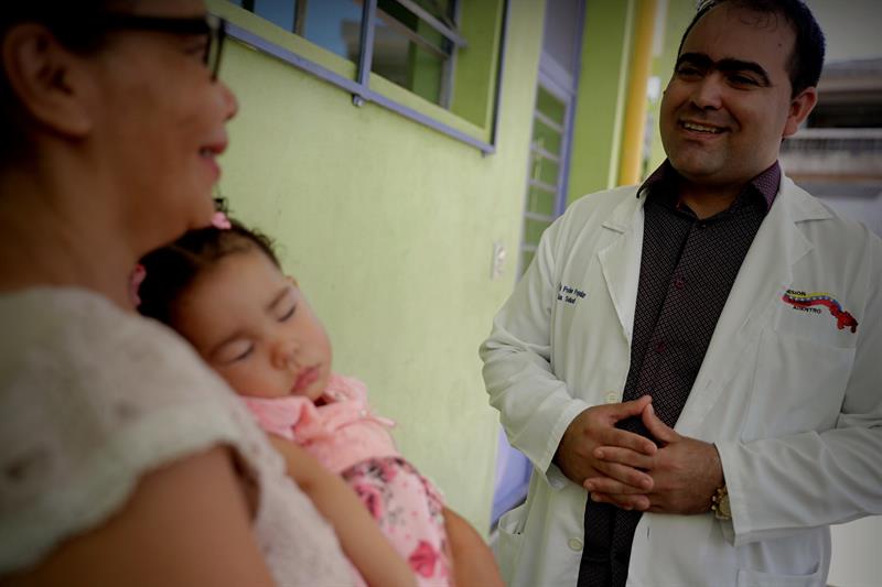 Unos 2,500 médicos que no volvieron a la isla tras el fin del programa "Más Médicos" luchan por salir del purgatorio en el que les colocó un precipitado desencuentro entre La Habana y el presidente Jair Bolsonaro. Foto: Fernando Bizerra Jr. / EFE.