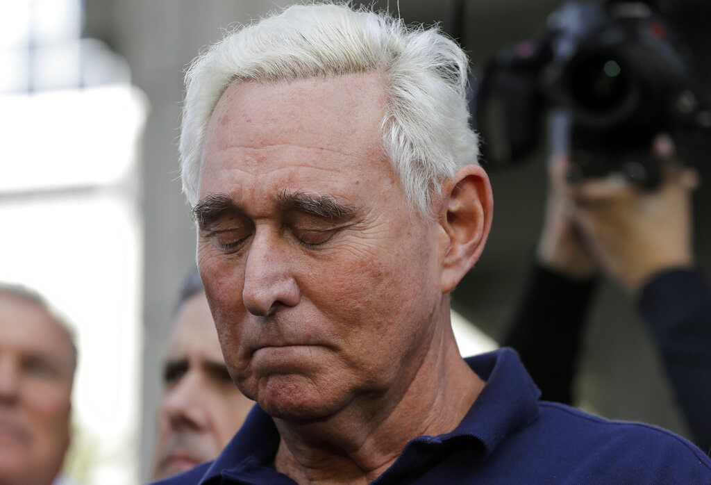 Roger Stone, amigo de confianza del presidente Donald Trump, sale de la corte federal de Fort Lauderdale, Florida, 25 de enero de 2019. Foto: Lynne Sladky / AP.