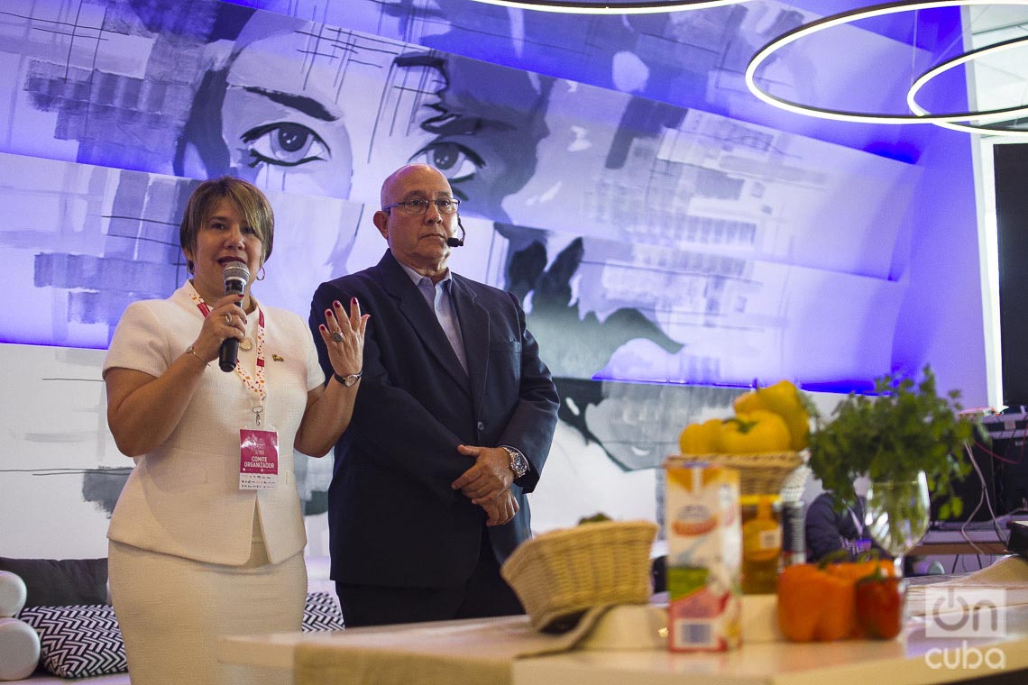 Lis Cuesta, presidenta del Comité Organizador del Taller Culinario Internacional Cuba Sabe y Jorge Luis Méndez, presidente de la Academia Cubana de Gastronomía, durante la segunda edición del evento realizada en el Hotel Iberostar Grand Packard de La Habana. Foto: Otmaro Rodríguez.