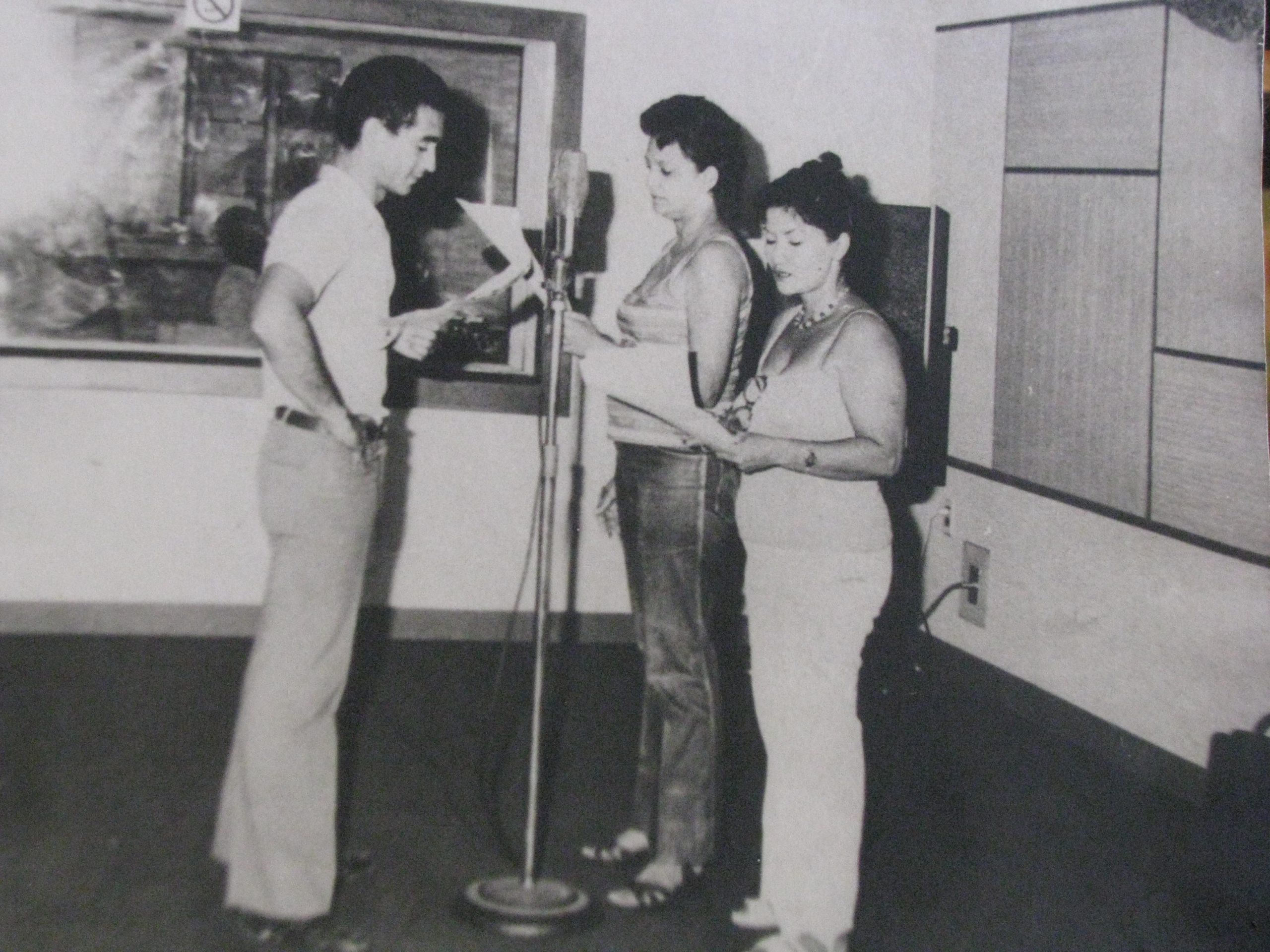 La fallecida actriz Rebeca Hung, a la derecha, actuando en un dramatizado radial en la emisora CMKC de Santiago de Cuba. Foto: Archivo de Eric Caraballoso Díaz/Cortesía de la CMKC.