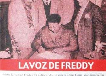 Freddy firmando contrato con Discos Puchito