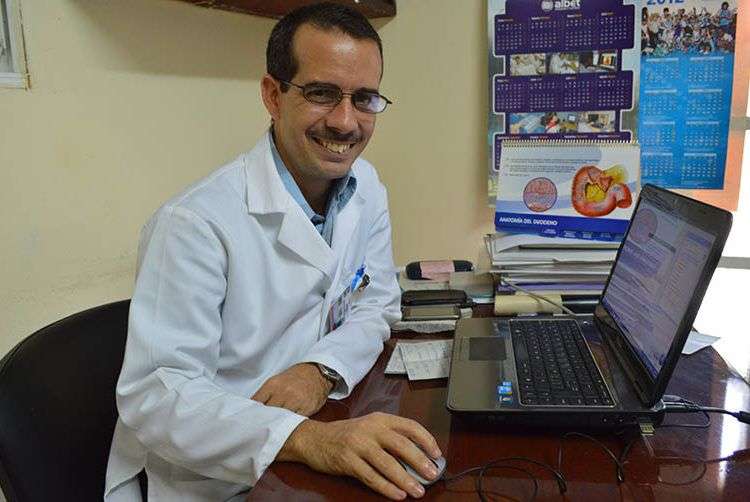 Oscar Villa Jiménez, creador de la primera aplicación cubana sobre salud sobre salud para el sistema Android / Foto: Cortesía del autor.