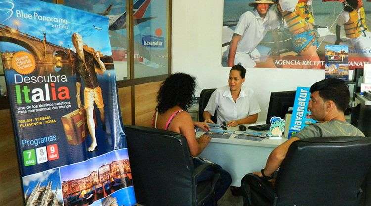 The offer of travel packages to Europe has been well received by Cubans with more resources / Photo: Julio Batista.