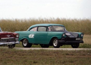 Exhibition race at 200 meters between El misil del Cerro and the car owned by Cordoví / Photo courtesy of the author