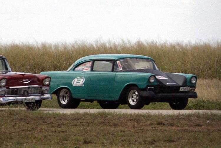 Exhibition race at 200 meters between El misil del Cerro and the car owned by Cordoví / Photo courtesy of the author