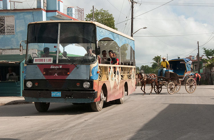 The state vehicles sell in the black market part of gasoline they are assigned / Photo: Raquel Perez.