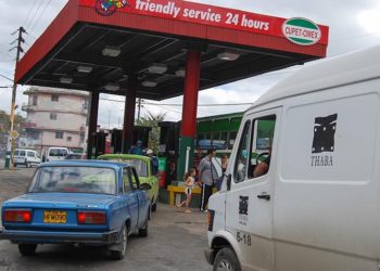 Gas stations sell thousands of liters of fuel in the black market / Photo: Raquel Perez.