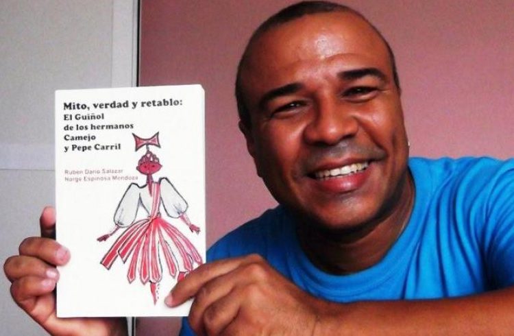 Rubén Darío with the book about Camejo and Carril. / Photo courtesy of the author.