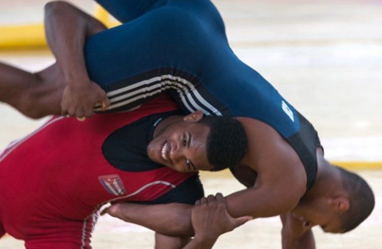 Reineris "The Gymnast" Salas (dressed in red) is sold as the leading figure in each of the tournaments freestyle will face in 2015 / Photo: Calixto N. Llanes