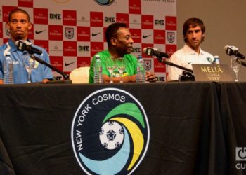 Jeniel Márquez (l), captain of the Cuban soccer team in a press conference with Pele and Raul. Photo: Yailín Alfaro