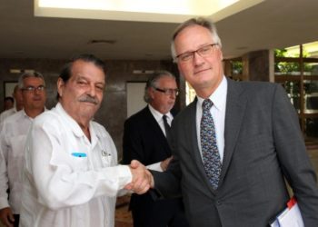 Abelardo Moreno and Christian Leffer at the official greetings of a previous round of EU-Cuba talks.