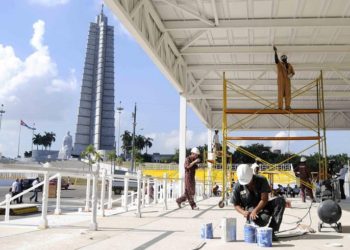 Construction workers at the platform where Pope Francis will offer a mass at Havana’s Revolution Square. Photo: Roberto Morejon (AIN)