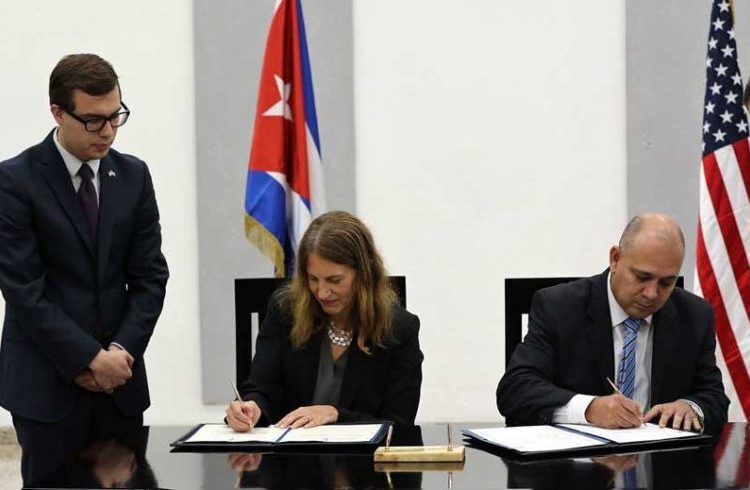 U.S. Secretary of Health and Human Services Sylvia Burwell and Cuban Minister of Health Roberto Morales sign memorandum of understanding. Photo: Alejandro Ernesto / EFE.