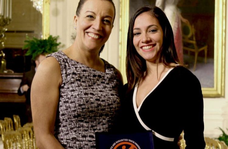 Lizt Alfonso, to the left, with student Eliannys Pérez when receiving the International Spotlight Award in the White House. Photo: María Peña / Impremedia.