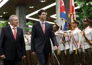 Despite the complaints reported by Canadian diplomats in Havana, relations between Cuba and Canada have not been affected. In the photo, Cuban President Raúl Castro’s reception for Canadian Prime Minister Justin Trudeau during his official visit to Cuba in November 2016. Photo: Justin Trudeau on Facebook.