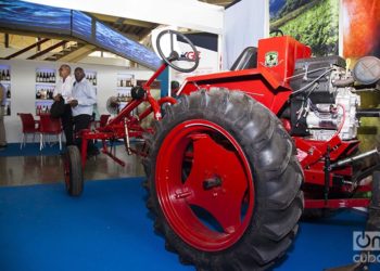 Oggún tractor in FIHAV 2015. Photo: Claudio Peláez Sordo.