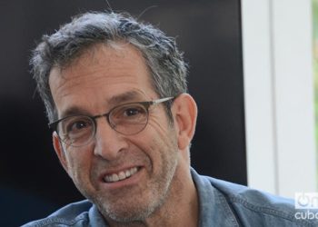 Kenneth Cole during his talk in Lab 26. Photo: Regino Sosa.