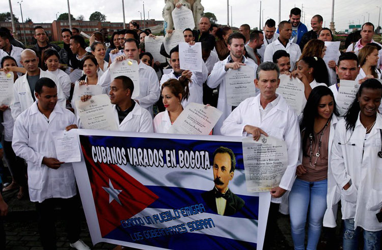 Cuban doctors protesting in Bogotá, Colombia, in 2015, demanded a reply to their visa applications. Photo: EFE.